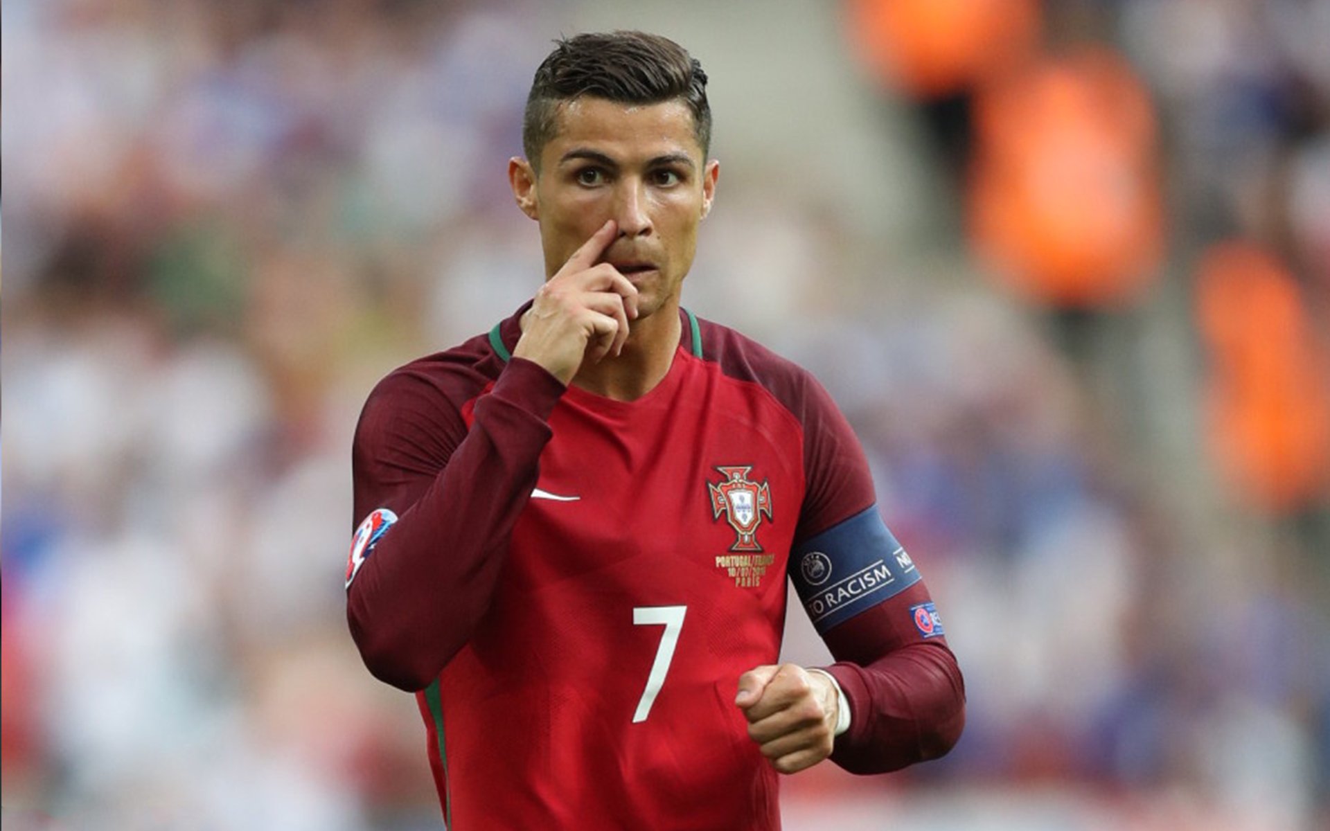 寒冷天气影响比赛节奏体能储备成为胜负关键因素，天气寒冷运动